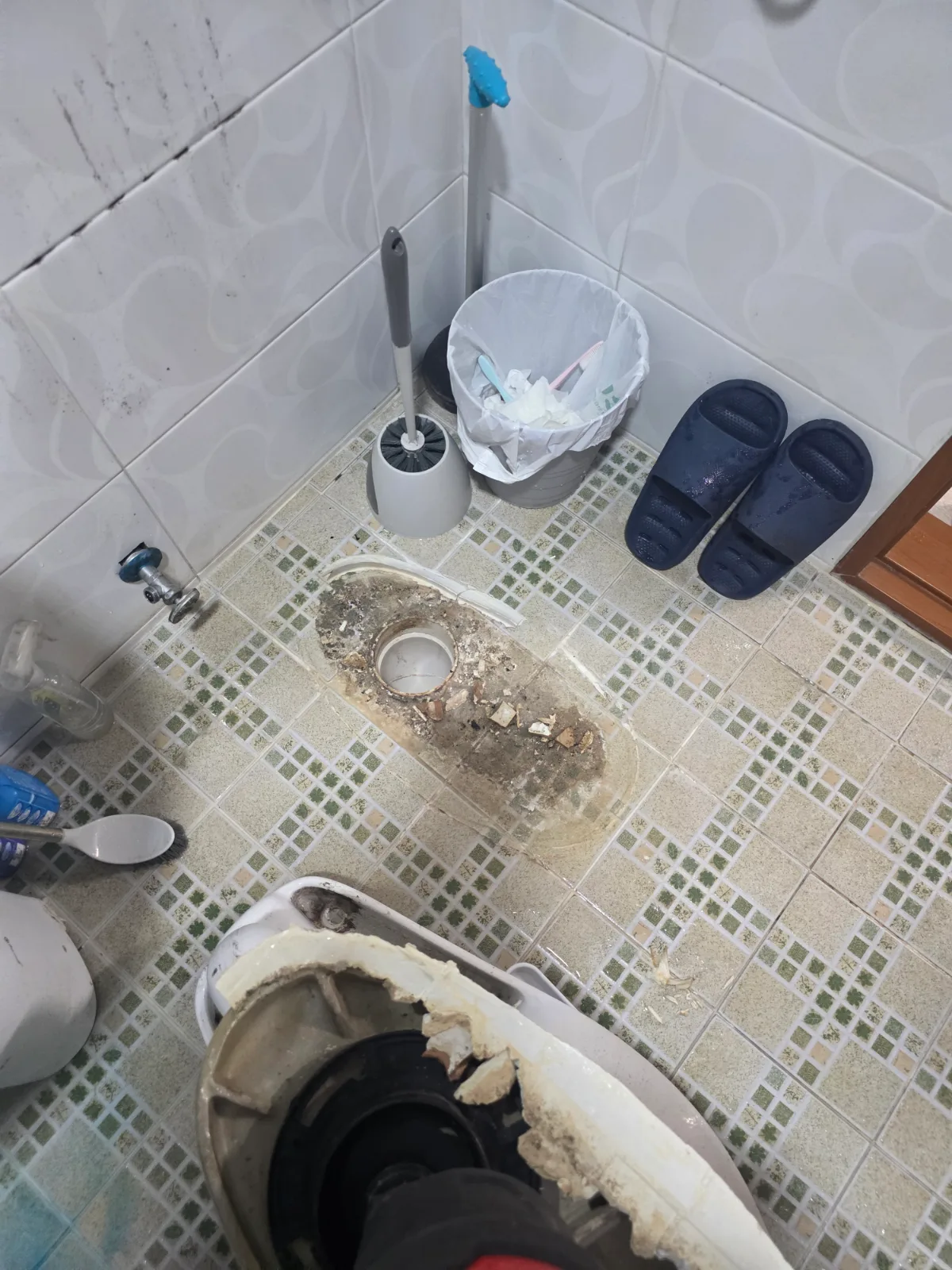 경기도 광주시 송정동 변기막힘 변기를 탈거 한 후 오수관 점검을 하는 모습