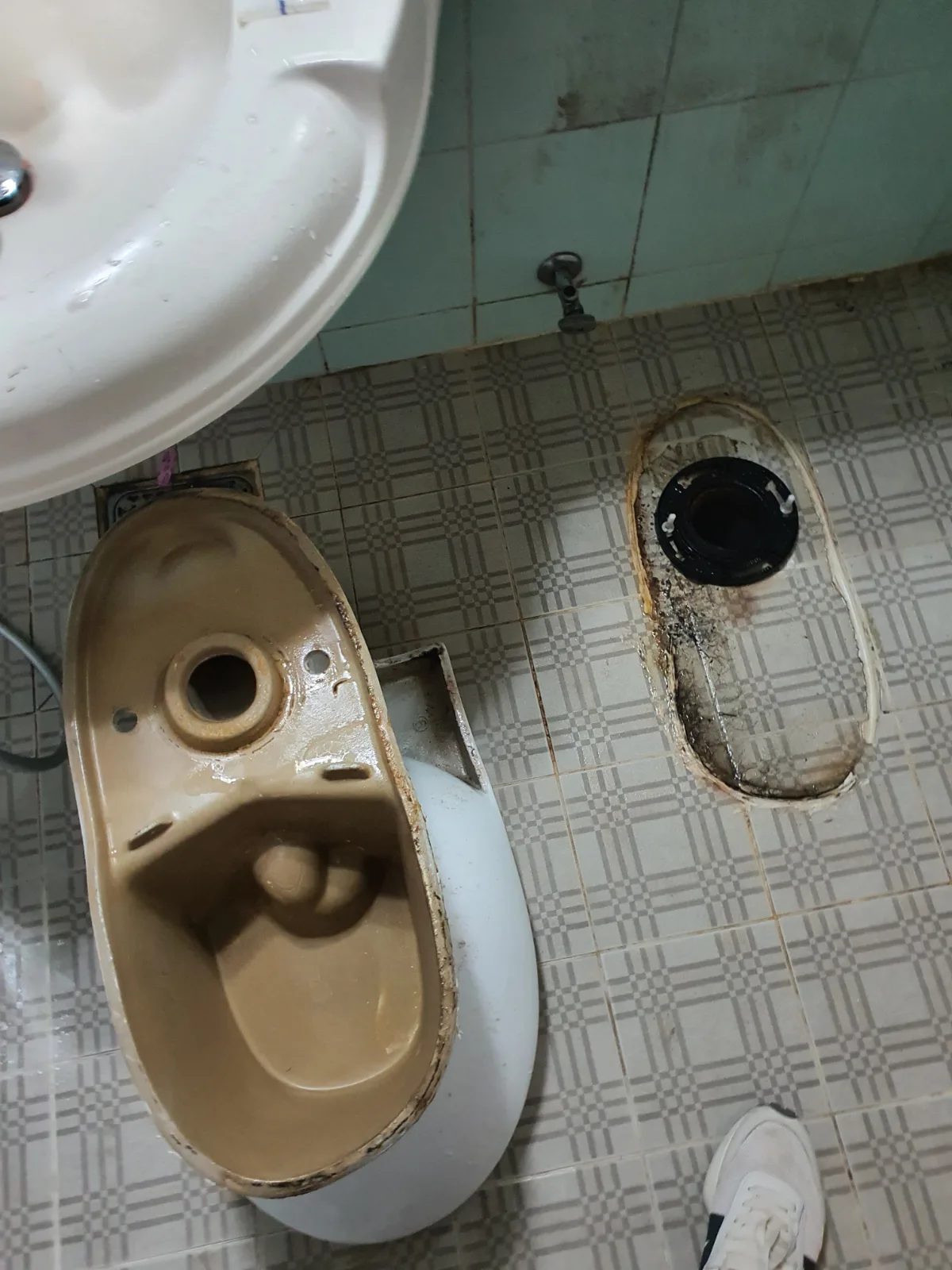 수원시 권선구 권선동 변기막힘 사과 조각이 걸린 내부 트랩에 접근하기 위해 변기를 탈거한 모습입니다. 분리된 변기 본체와 바닥 배관 연결부가 보입니다.