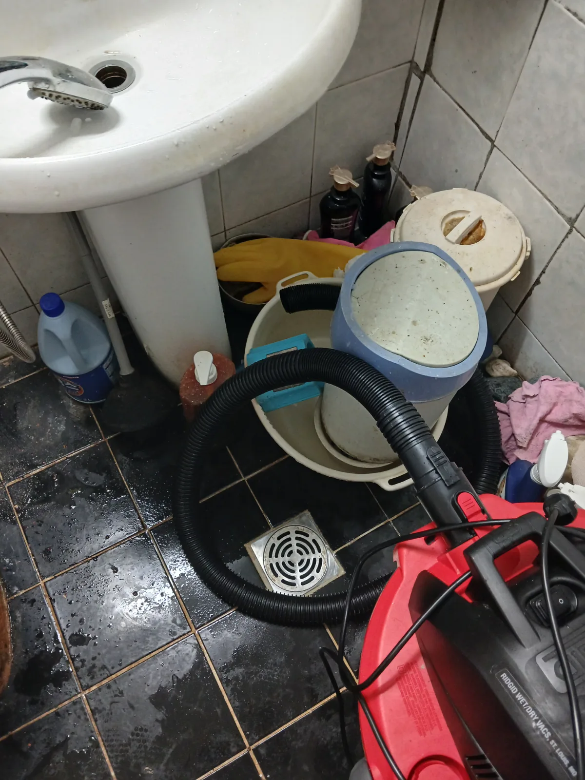 수원시 팔달구 화서동 변기막힘 탈거한 변기 내부의 막힘을 제거하기 위해 리지드 습식 석션기로 물과 잔존 이물질을 흡입하고 에어건 관통 작업을 병행한 현장입니다.