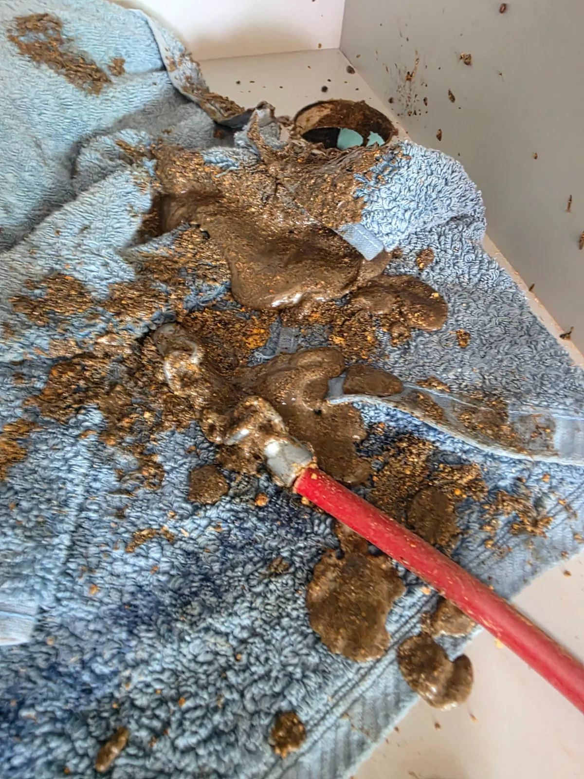 수지구 신봉동 싱크대막힘 샤프트 작업 과정에서 배관 내부의 기름때와 굳은 퇴적물이 실제로 배출된 모습입니다. 이후 싱크대 하부 배수배관으로 고압세척을 진행해 잔존 이물질까지 정리했습니다.
