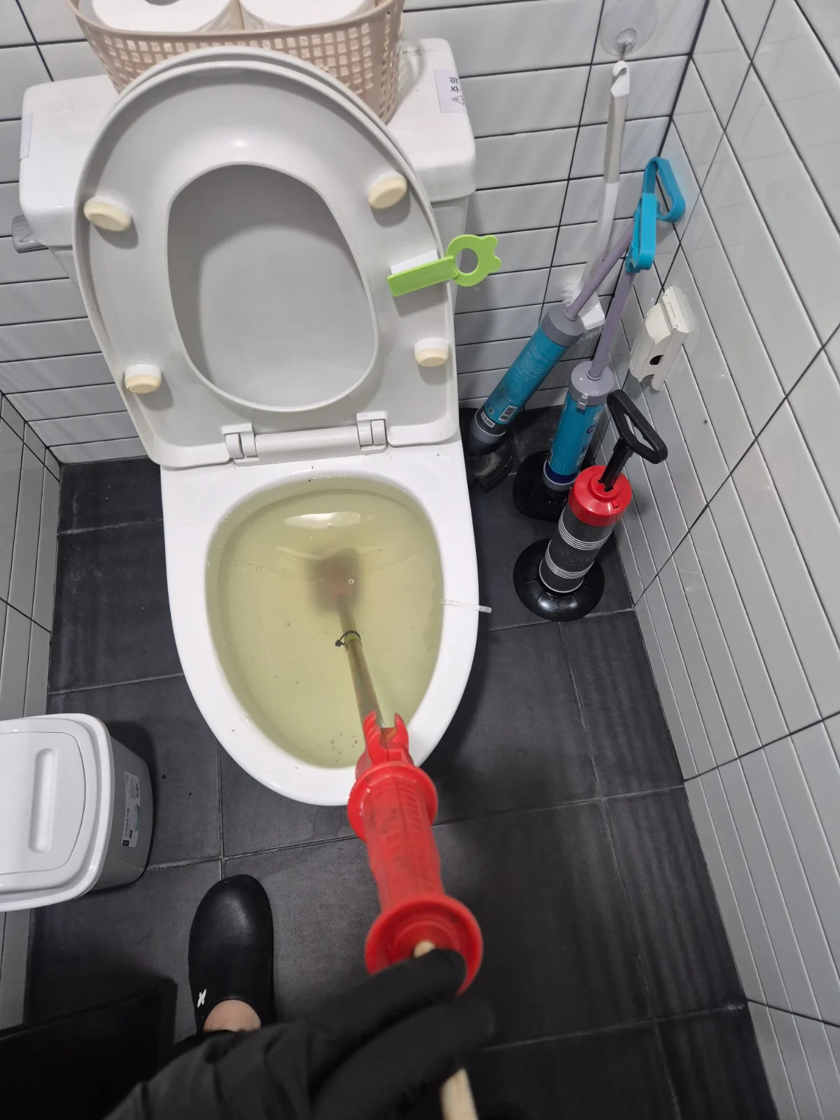 강남구 대치동 변기막힘 강남구 대치동 빌딩 화장실 변기막힘 현장에서 관통기로 작업하는 모습입니다. 내부에 단단하게 뭉친 이물질을 한 번에 밀어내지 않고 반복 작업으로 충분히 흐트러뜨렸습니다.