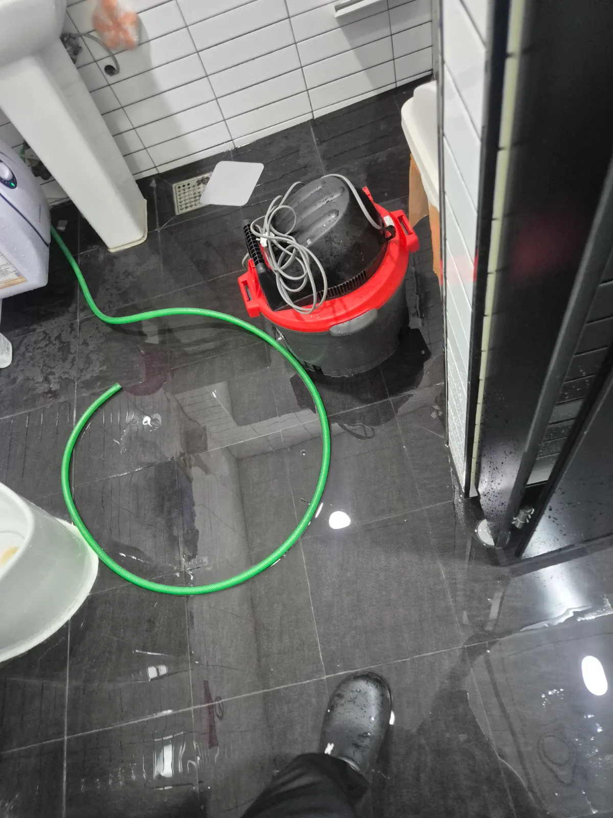 강남구 대치동 변기막힘 반복 관통 후 마무리 석션 작업에 사용한 장비입니다. 변기를 탈거하지 않은 만큼 내부에 남은 이물질까지 정리하기 위해 석션 작업을 병행했습니다