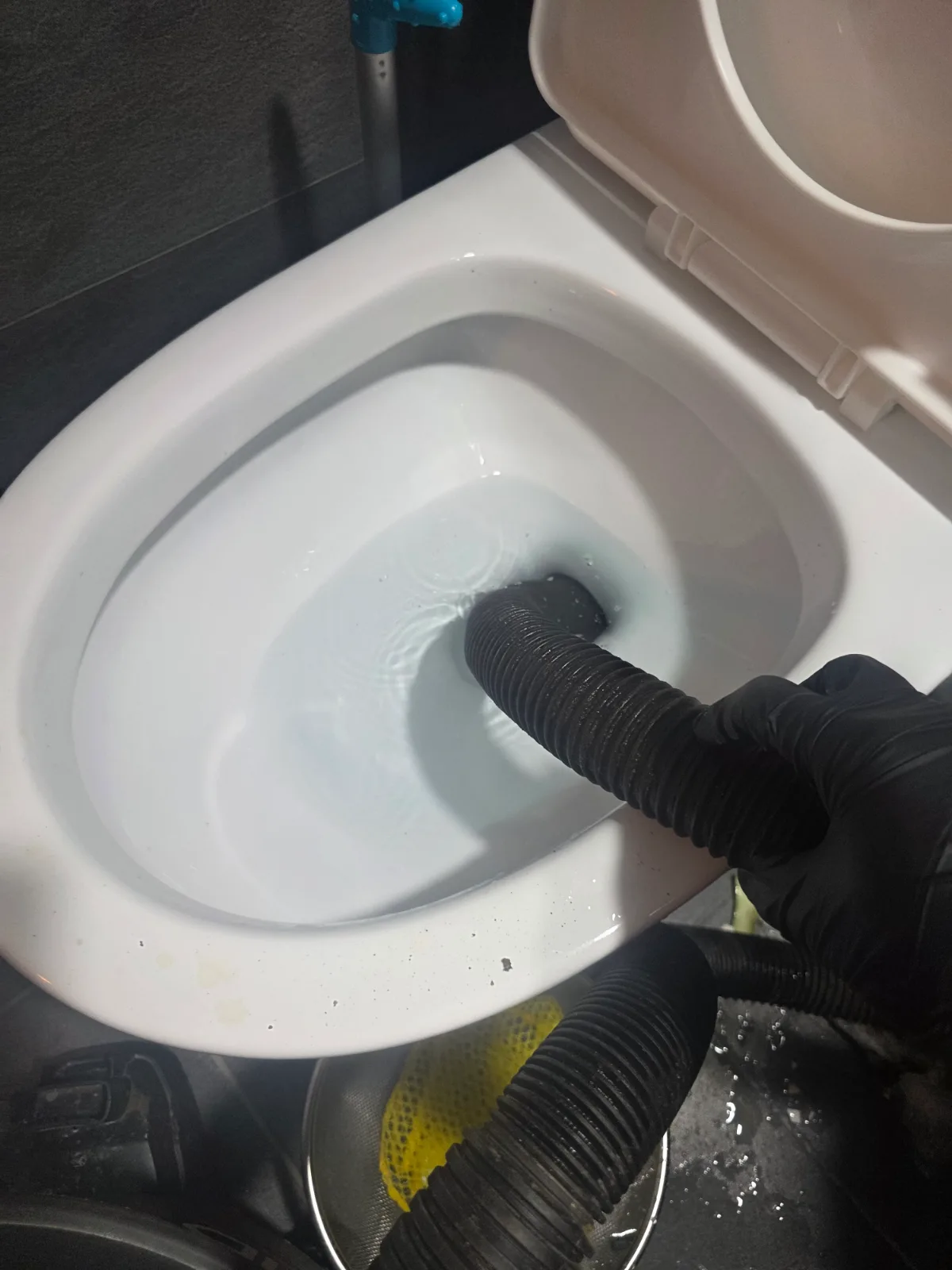 강남구 역삼동 변기막힘 강남구 역삼동 변기막힘 현장에서 1차 관통 작업 후에도 남아 있던 막힘을 제거하기 위해 석션 호스를 변기 내부에 투입하는 모습입니다.