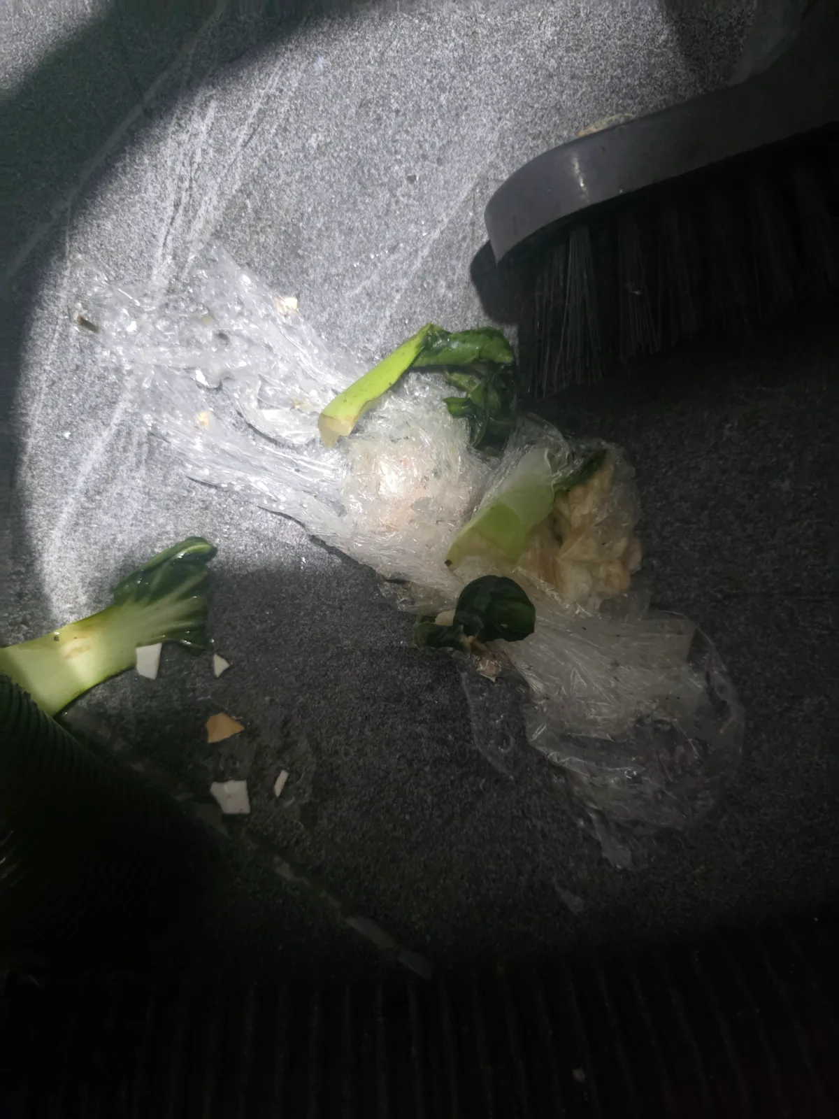 강남구 역삼동 변기막힘 변기 내부에 물과 함께 잔존 이물질이 남아 있는 상태를 확인한 모습입니다. 1차 관통 작업만으로 막힘이 완전히 해소되지 않아 추가 석션 작업이 필요한 상황이었습니다.