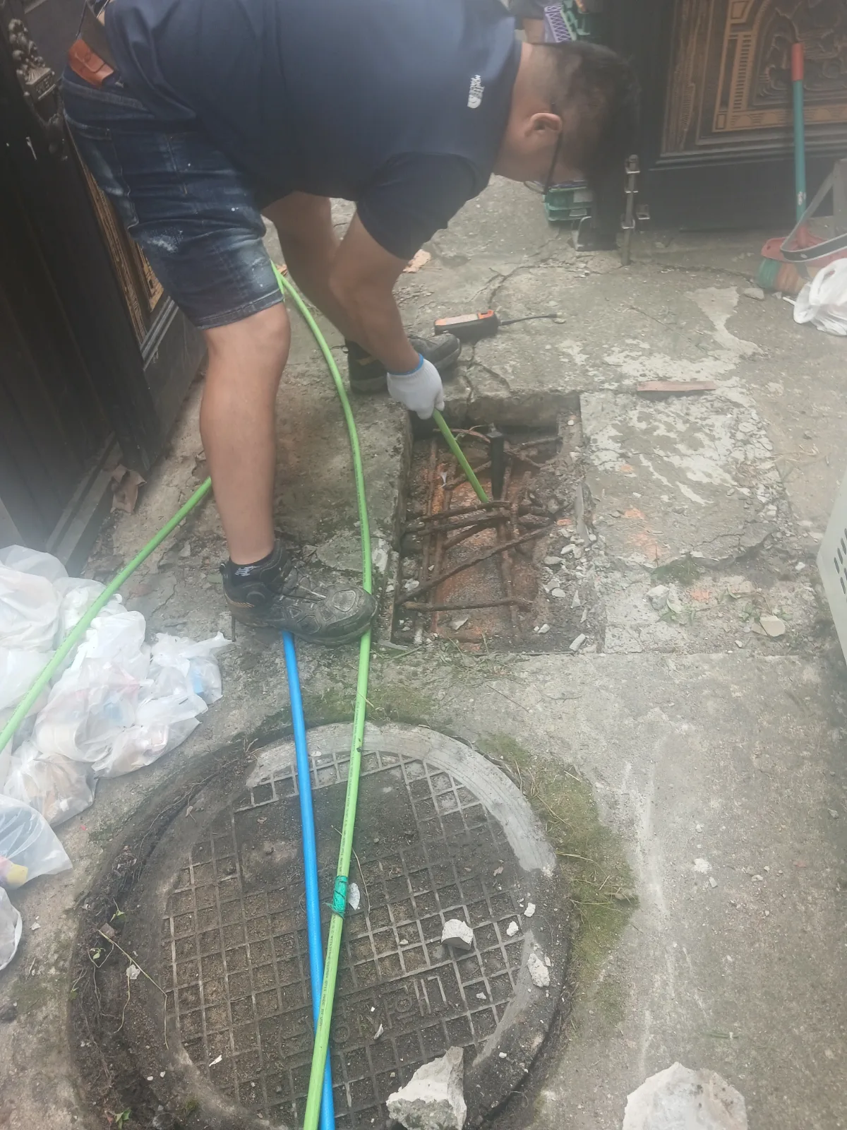 광진구 자양동 하수구막힘 광진구 자양동 마라탕 식당의 외부 하수배관에 고압세척 호스를 투입해 붉은 기름때와 음식물 슬러지를 세척하는 모습입니다.
