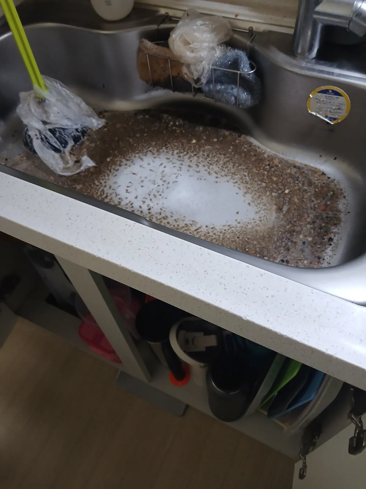 하남시 풍산동 싱크대막힘 하남시 풍산동 싱크대막힘 현장에서 배관 내부의 음식물 찌꺼기와 오염수가 싱크볼까지 다량 역류한 모습입니다. 막힘 당시 배관 내부 오염 상태를 직관적으로 확인할 수 있습니다.