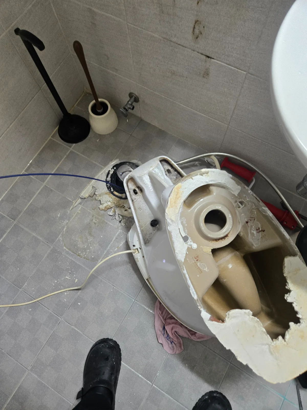 중랑구 면목동 변기막힘 레몬 위치를 확인한 변기 탈거 작업