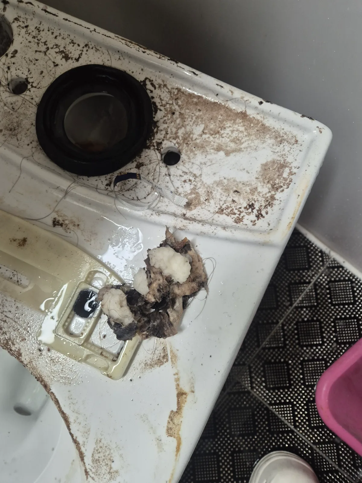 남양주시 다산동 변기막힘 탈거 후 에어건 작업으로 제거한 혼합 이물질입니다. 물티슈·화장솜·머리카락이 엉켜 변기 내부 물길을 막고 있었습니다.