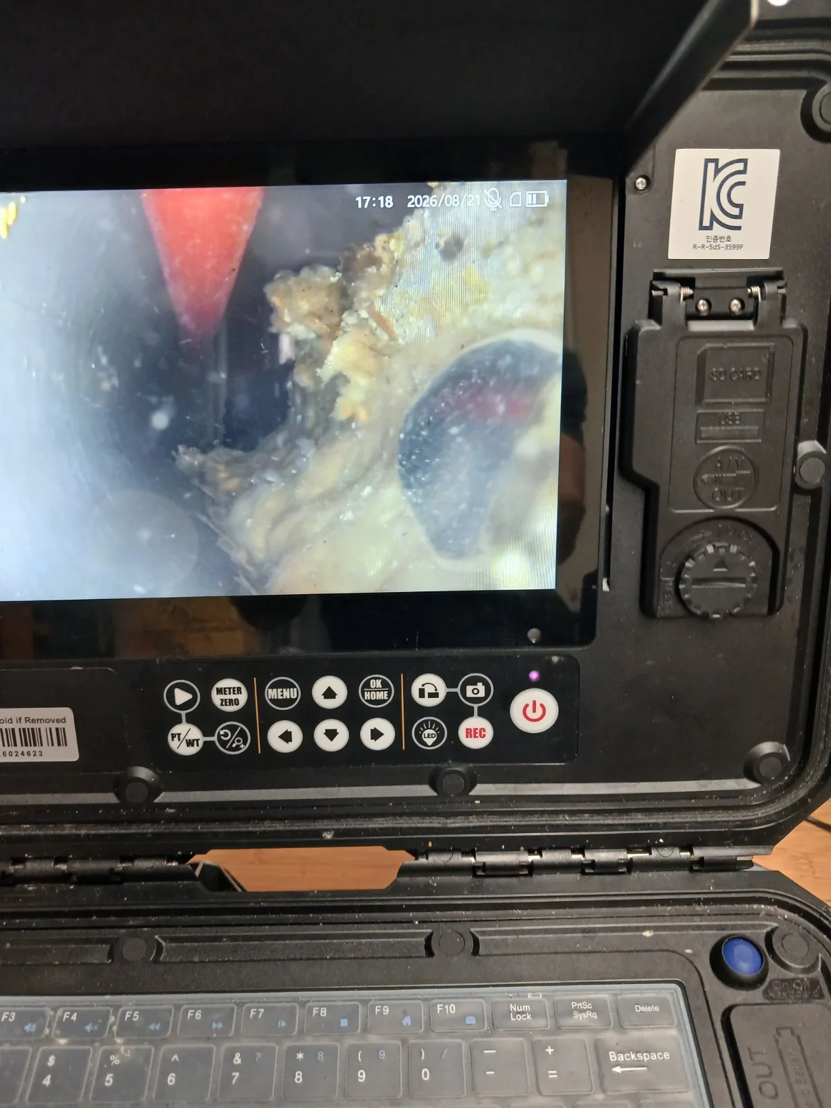 평택시 비전동 싱크대막힘 싱크대 배관 내시경검사 화면으로, 누렇게 굳은 기름때가 배관 벽면과 내부 통로를 가득 채워 배수 흐름을 방해하고 있던 모습입니다.