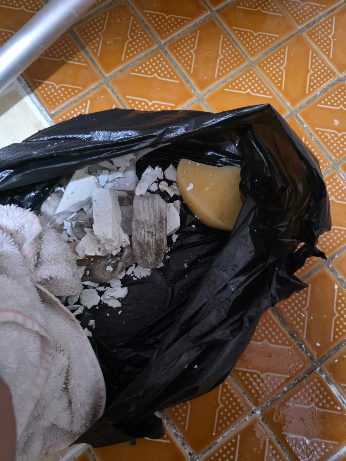 성동구 도선동 변기막힘 탈거한 변기를 뒤집어 에어건 작업을 진행한 뒤 내부 트랩에서 빠져나온 커다란 석박지 조각입니다.