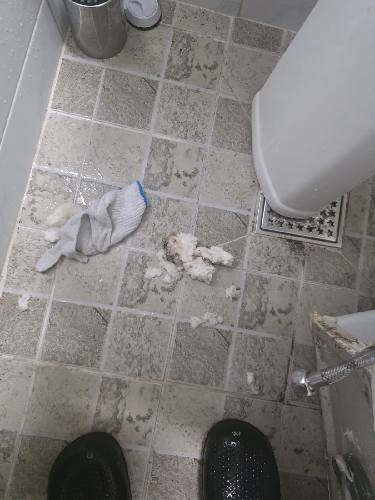 성동구 성수동 변기막힘 에어건 작업으로 막힌 변기 내부에서 뽑아낸 다량의 휴지와 물티슈