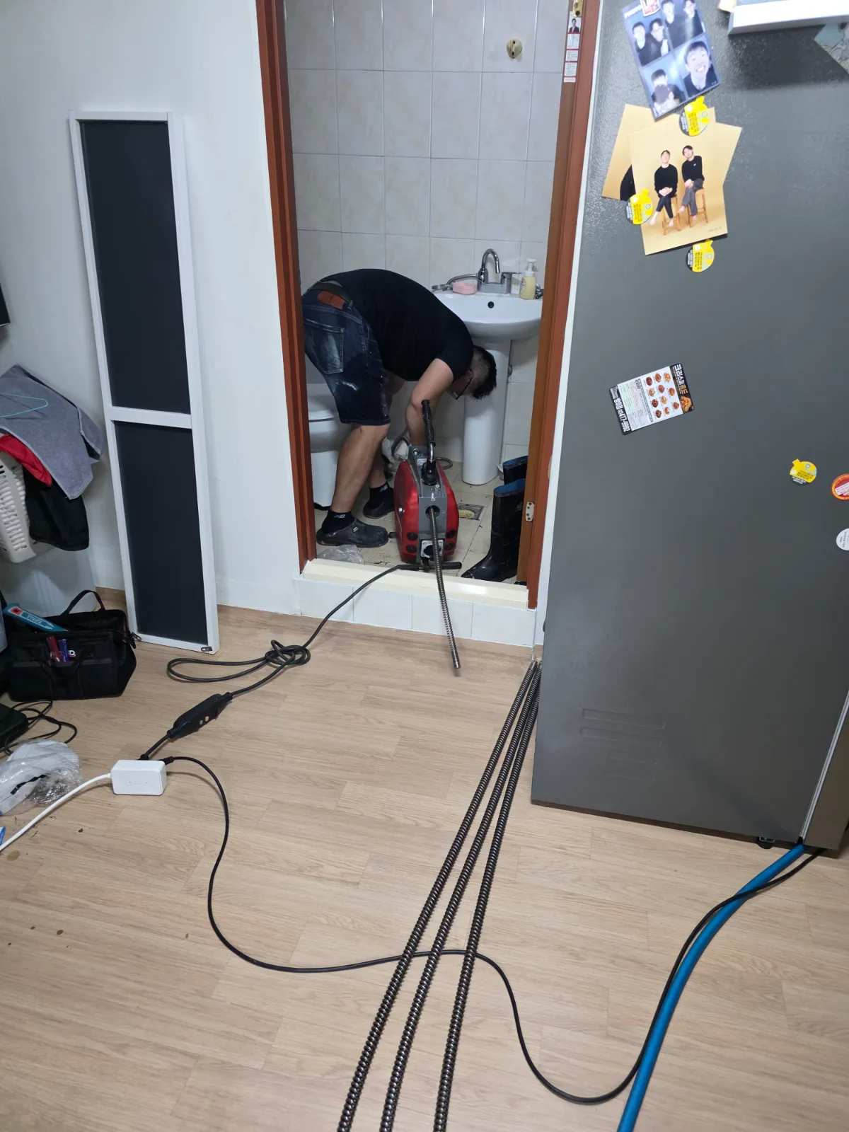송파구 석촌동 변기막힘 송파구 석촌동 변기막힘 현장에서 전문 관통기를 실내 배관에 투입해 깊은 배관 구간까지 관통 작업을 진행하는 모습입니다. 이후 배관 내시경검사를 통해 내부 상태와 작업 구간을 추가로 확인했습니다.