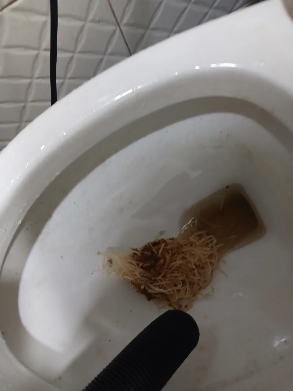 수원시 권선구 세류동 변기막힘 석션 작업 과정에서 실제로 회수된 물티슈와 숙주를 포함한 음식물 이물질입니다. 처음 전달받은 물티슈뿐 아니라 음식물이 함께 확인된 이번 세류동 변기막힘의 원인을 직접 보여주는 사진입니다.