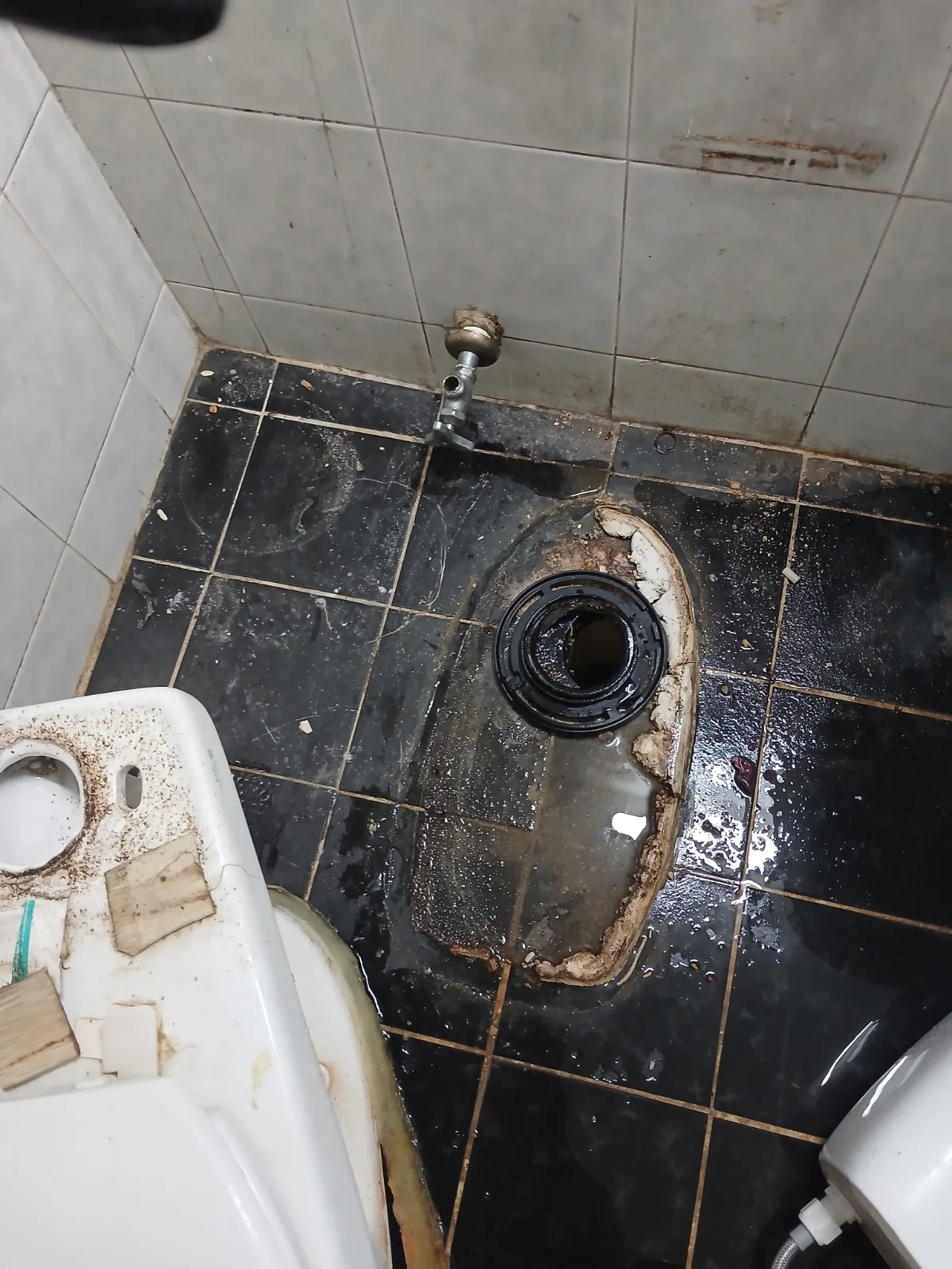 수원시 팔달구 화서동 변기막힘 수원시 팔달구 화서동 변기막힘의 정확한 원인을 확인하기 위해 변기를 탈거하고 바닥 오수관 입구와 변기 배출구를 분리 점검하는 모습입니다.