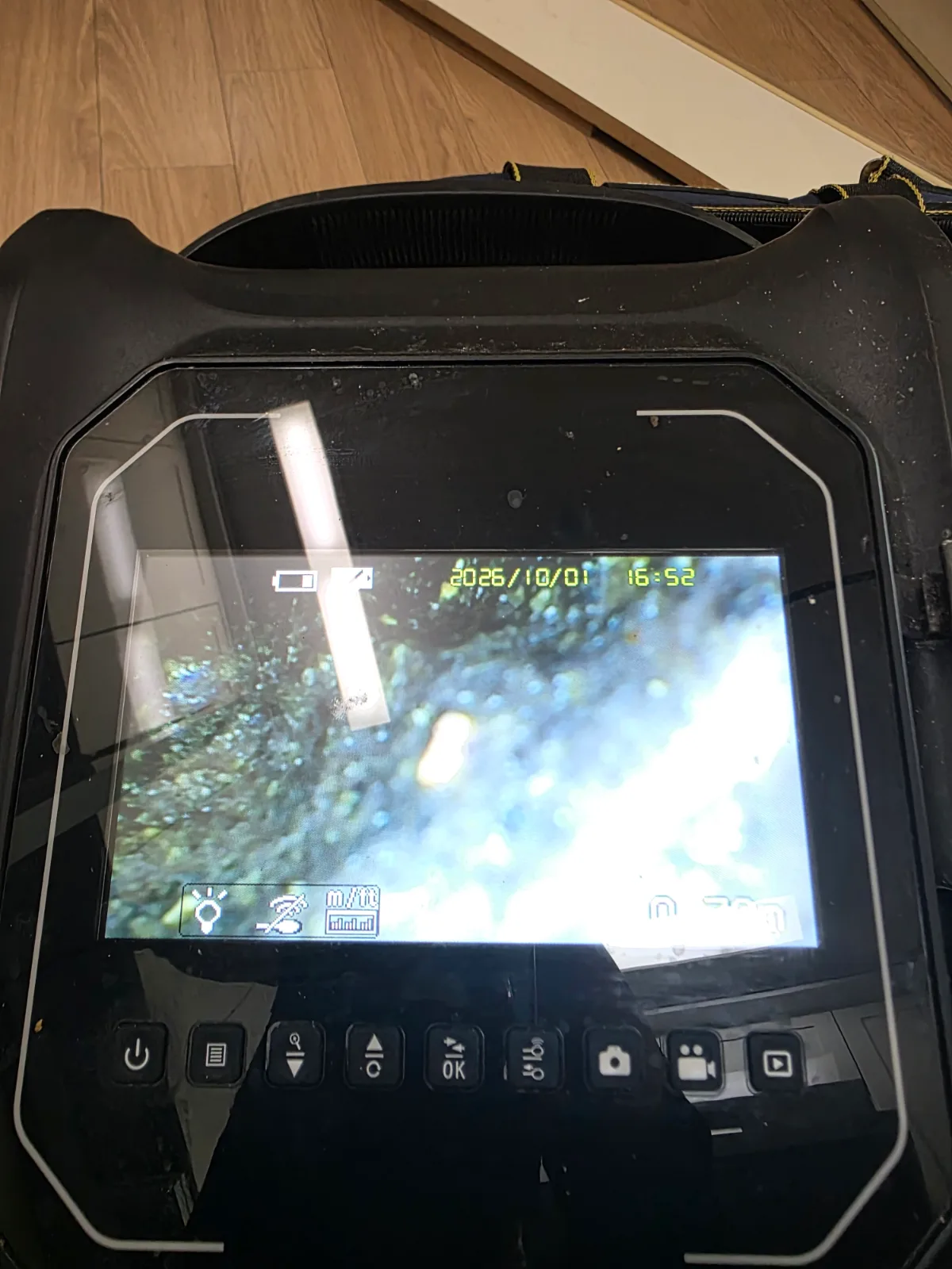 수지구 신봉동 싱크대막힘 용인시 수지구 신봉동 싱크대막힘 현장에서 배관내시경으로 내부를 확인한 모습입니다. 배관 안쪽에 기름때와 각종 찌꺼기가 누적되어 통수 공간이 좁아진 상태를 확인했습니다.