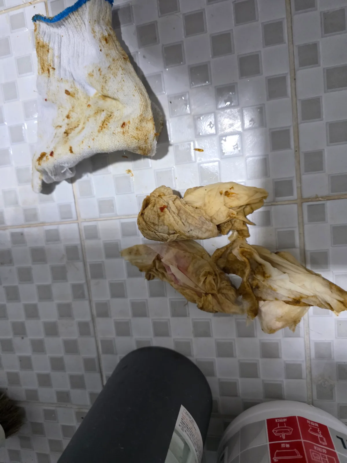 안양시 만안구 안양동 변기막힘 변기탈거와 에어건 작업을 통해 실제로 제거한 물티슈·청소포 계열로 보이는 이물질입니다. 여러 장의 이물질이 확인돼 반복적으로 발생했던 안양동 변기막힘의 원인을 직관적으로 보여줍니다.